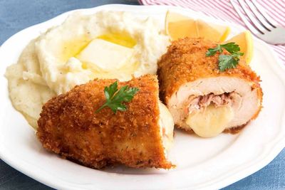 Membuat Chicken Cordon Bleu with Lemon Butter Sauce untuk Makan Malam Istimewa
