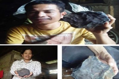 Warga Tapteng Ini Temukan Batu Hitam Diduga Jatuh dari Langit, Sudah Ditawar Rp 200 Juta