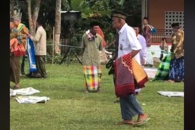 Viral Video Seorang Kakek Salat Id Pakai Seragam SMA, Tampangnya Kasihan Banget