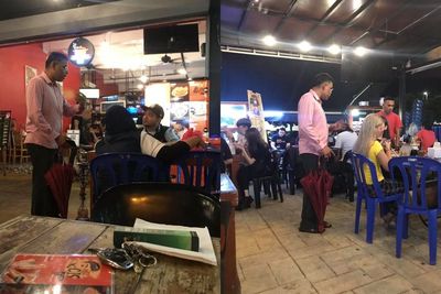 Seorang Ayah Rela Ngemis Like di Restoran Demi Tugas Sekolah Anaknya