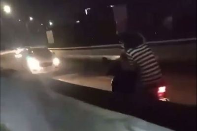 Duh! Dua Wanita Pemotor Ini Nekat Lawan Arah Meski Jalanan Padat