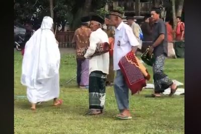 Viral Video Kakek Salat Id Pakai Seragam SMA Bikin Sedih, Netizen Ramai-ramai Ingin Donasi
