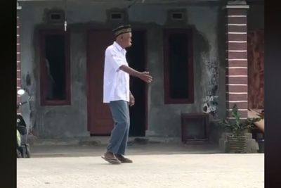 Seorang Kakek Salat Id Pakai Seragam SMA, Tak Mau Dilepas, Ternyata Dapat dari Sini