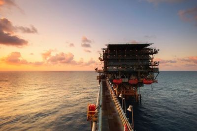 Harga Minyak Melemah, Imbas Kelebihan Pasokan dan Corona