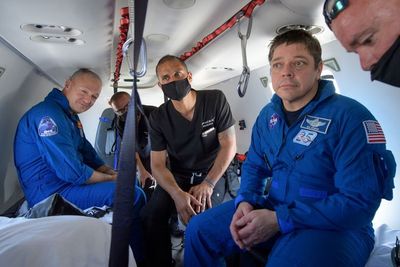 Crew Dragon Sukses Bawa Pulang 2 Astronaut NASA dari ISS ke Bumi!
