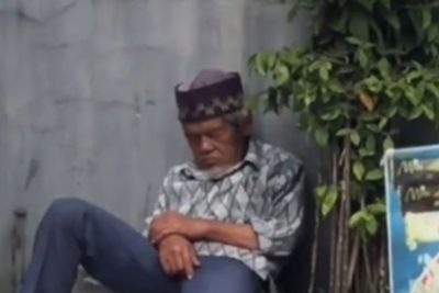 Kakek Penjual Es Krim Ketiduran di Trotoar Nunggu Pembeli yang Sepi, Wajahnya Kasihan