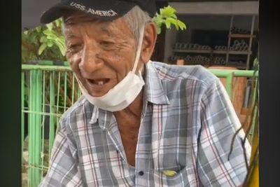 Usia 92 Tahun, Kakek Ini Tetap Semangat Gowes Sepeda Jualan Burger, Dagangan Sepi Pembeli