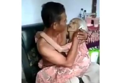 Terharu, Seorang Nenek Minta Digendong Anaknya, Tertidur di Pangkuan dan Pelukan si Anak