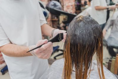 3 Kesalahan yang Bisa Bikin Warna Cat Rambut yang Kamu Pakai Tidak Keluar