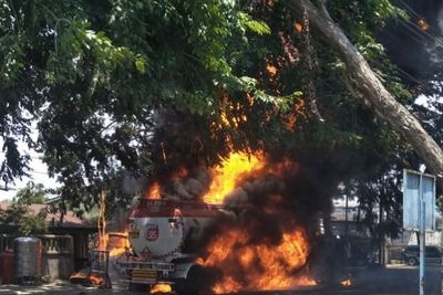 Video Truk Tangki BBM Terbakar di Marelan