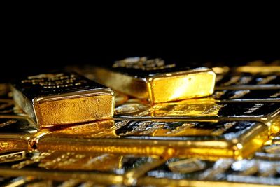 Harga Emas Dunia Stabil di Tengah Pelemahan Dolar AS