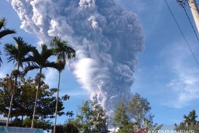Abu Vulkanik Gunung Sinabung Karo Menyebar Hingga Empat Kecamatan