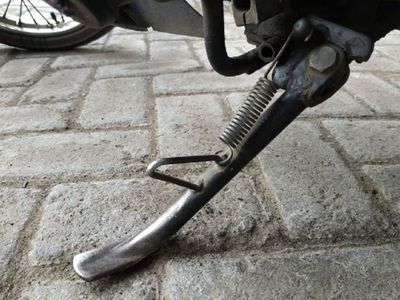Bahaya Matikan Motor pakai Standar Samping, Simak Risikonya!