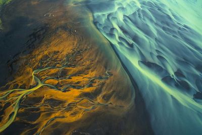 Potret Sungai Glasial Islandia Dalam Lukisan Abstrak, Artistik!
