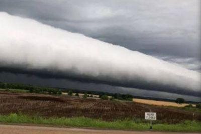 Mengenal Roll Cloud, Awan yang Bergulung Seperti Tsunami
