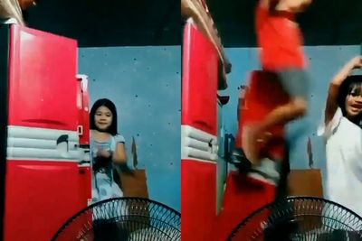 Sedang Asyik Bikin Video Joget TikTok, Bocah ini Malah Terjatuh dari Atas Lemari