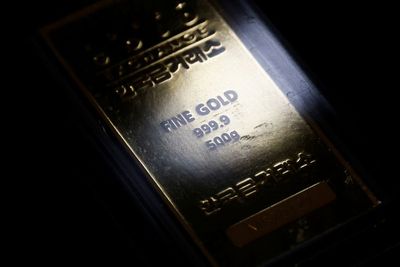 Dolar Menguat, Harga Emas Mulai Turun