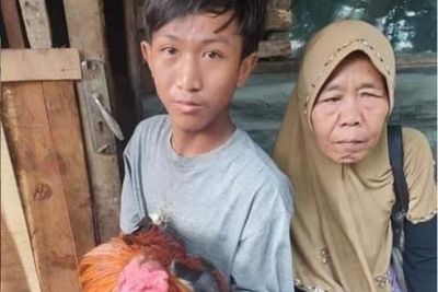 Anak Yatim Jual Ayam Demi Beli HP Buat Belajar Online, Tinggal di Rumah yang Nyaris Roboh