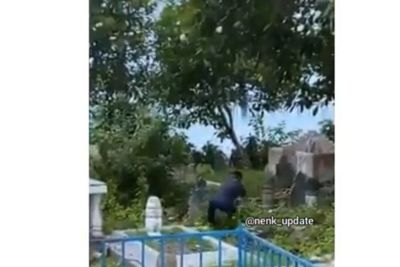Viral Seorang Remaja Hancurkan Nisan-nisan di Pemakaman, Teman-temannya Sibuk Menertawakan