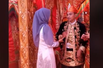Cewek Ini Datang ke Pernikahan Mantan Kekasih, Cara Salamannya Bikin Salfok, Nyesek