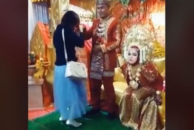 Video Cewek Datang ke Nikahan Mantan, Sikap Pengantin Wanita Ramai Jadi Sorotan Netizen