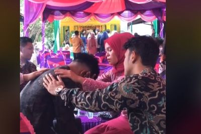 Seorang Pria Datang ke Nikahan Mantan, Nangis Terisak hingga Cium Kaki Mantannya, Nyesek
