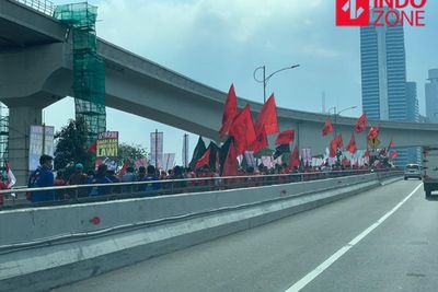 Demo Buruh di Dekat DPR, Lalu Lintas Gatot Subroto Macet