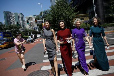 FOTO: Fashion Show Ala Grup Model Wanita Lansia Beijing