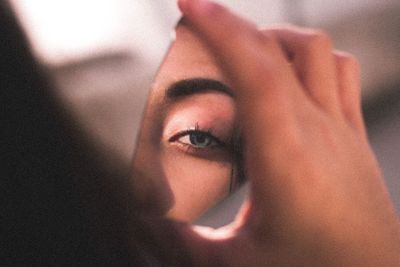 Kelopak Mata Kamu Suka Kedutan? Ternyata Ini Penyebabnya