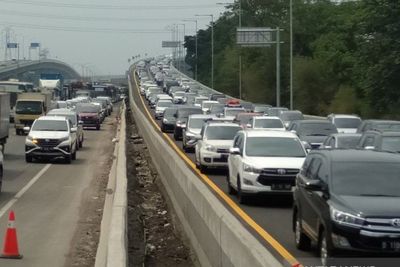 Lalu Lintas Luar Kota Padat, Jasa Marga Berlakukan Contraflow di Tol Jakarta-Cikampek