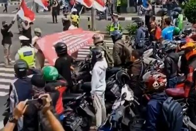 Begini Suasana saat Puluhan Pengendara Berhenti Sambut Indonesia Raya, Bikin Merinding
