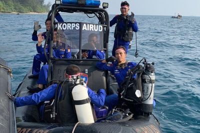 Keren, Para Anggota Polisi Ini Kibarkan Bendera Merah Putih di Dasar Laut
