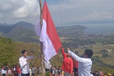 Warga Desa Hutagaol Kibarkan Bendera Merah Putih di Bukit Danau Toba, Warganet: Mantap!