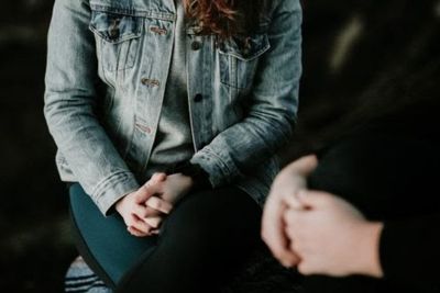 Cara Membantu Teman atau Orang Tersayang yang Mengidap Penyakit Mental (Depresi)