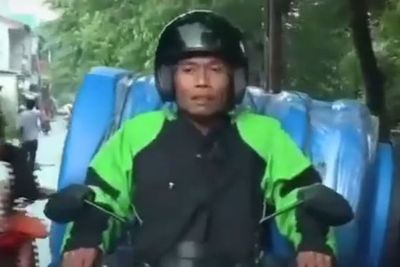 Cerita Perjuangan Ojol Angkut Toren Air Naik Motor, Netizen: Mau Ketawa Takut Dosa