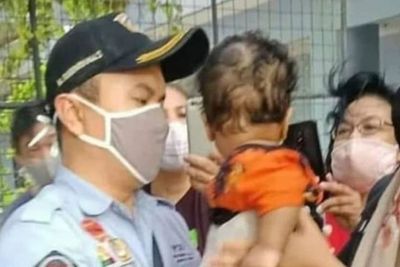 Kejam, Seorang Ibu Tega Ceburkan Bayinya ke Dalam Kolam Renang, si Bayi Kejang dan Membiru