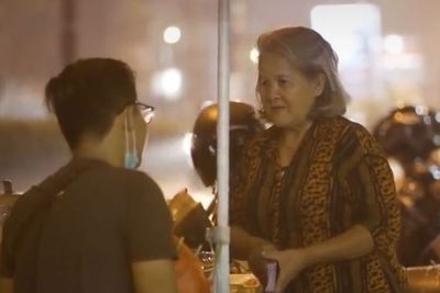 Ibu Penjual Minuman Ini Tertidur karena Sepi Pembeli, Endingnya Dapat Rezeki Tak Terduga