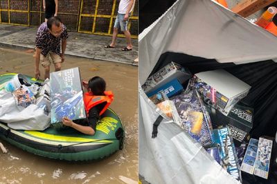 Wanita Ini Nekat Terjang Banjir demi Selamatkan Mainan Gundam Suaminya