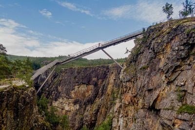 Jembatan Baru di Norwegia Ini Dibangun di Atas Air Terjun, Dramatis Abis!