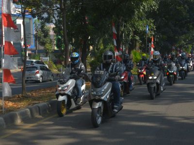 JMC Touring Kemerdekaan Sambil Berbagi kepada Warga dan Anak Sekolah