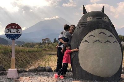 Gemas! Kakek Ini Bikin Halte Bus Totoro Untuk Cucu Kesayangan