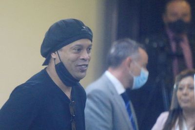 Kasus Paspor Palsu Selesai, Ronaldinho Bebas Kembali ke Brazil
