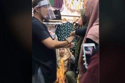 Video Detik-detik Cewek Labrak Pelakor yang Dekati Ayahnya, Tampang Pelakor Ngeselin 