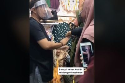 Seorang Cewek Labrak Pelakor yang Dekati Ayahnya, Ribut di Dalam Pasar Jadi Tontonan