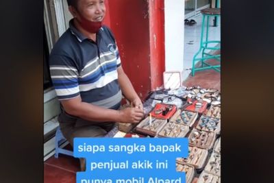Siapa Sangka, Penjual Batu Akik Emperan Ini Punya Mobil Alphard , Netizen Salut