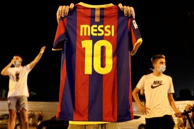 FOTO: Reaksi Fans Barca di Luar Camp Nou Usai Messi Klaim Ingin Pergi
