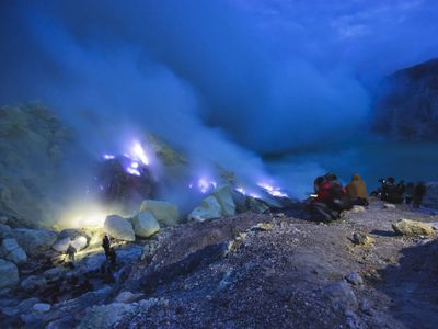Kawah Ijen, Gunung Api di Indonesia yang Semburkan Api Biru
