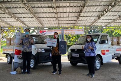 Bantu Usaha Warga Desa, Kedubes Tiongkok Donasikan 2 Mobil
