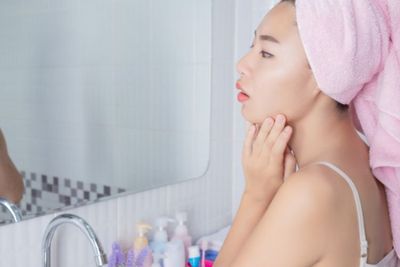 Benarkah Penggunaan Kosmetik Bisa Sebabkan Munculnya Flek Hitam di Wajah?