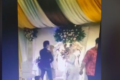 7 Tahun Pacaran, Cowok Ini Cuma Jadi Tamu di Pernikahan Mantan, Salamannya Bikin Salfok